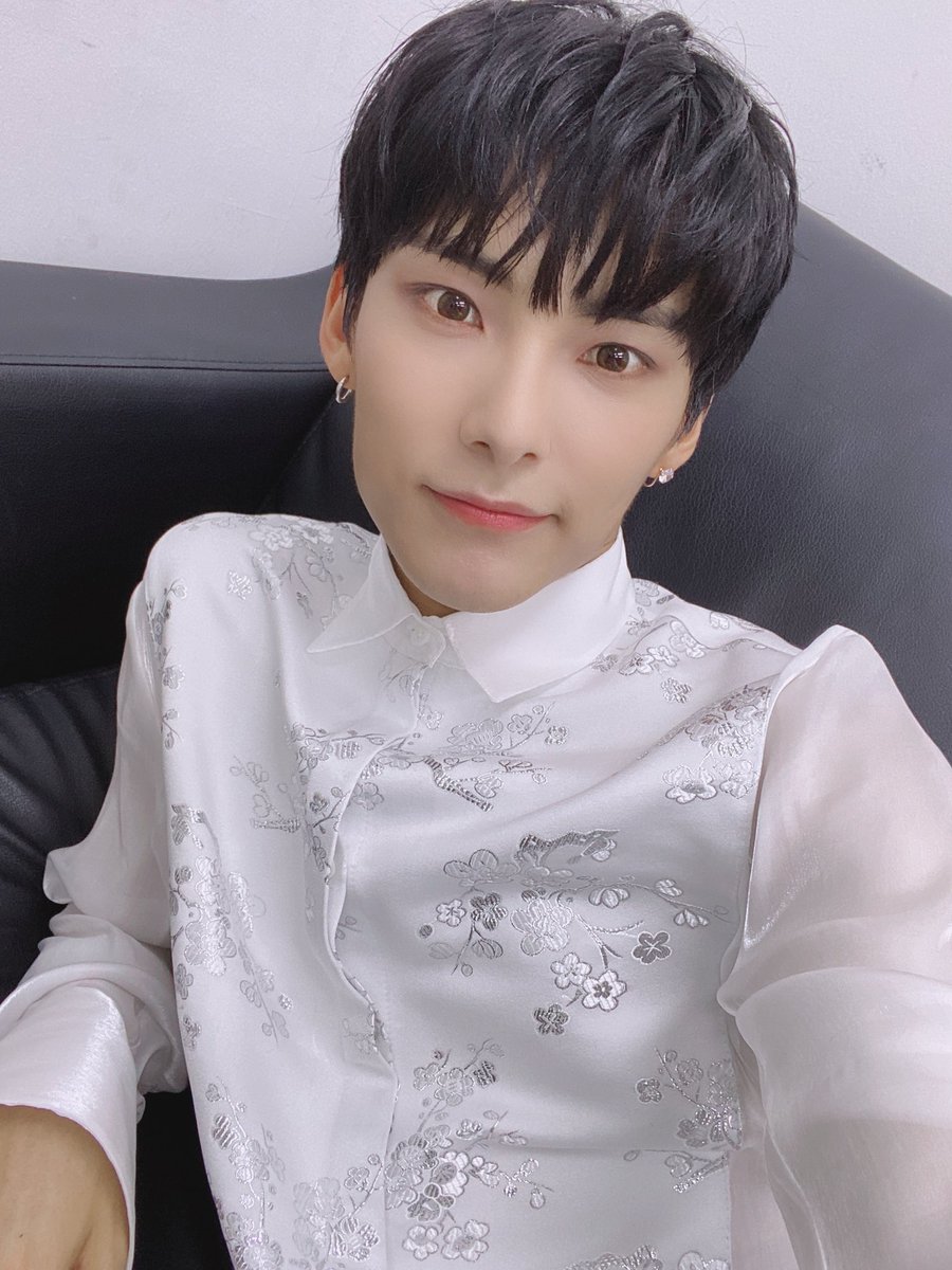 official_ACE7's tweet photo. [#에이스_준]
여러분 ~~💕 우리 초이들 황홀경 무대 잘 봤어요? 떨려 죽을뻔 했네 ❤
머리 염색도 하구 뭔가 가슴이 몽글몽글 하다 보고 싶다 초이스 🥰❤❤❤❤
#ACE #에이스 #CHOICE #초이스 https://t.co/tBWd2MIC2c