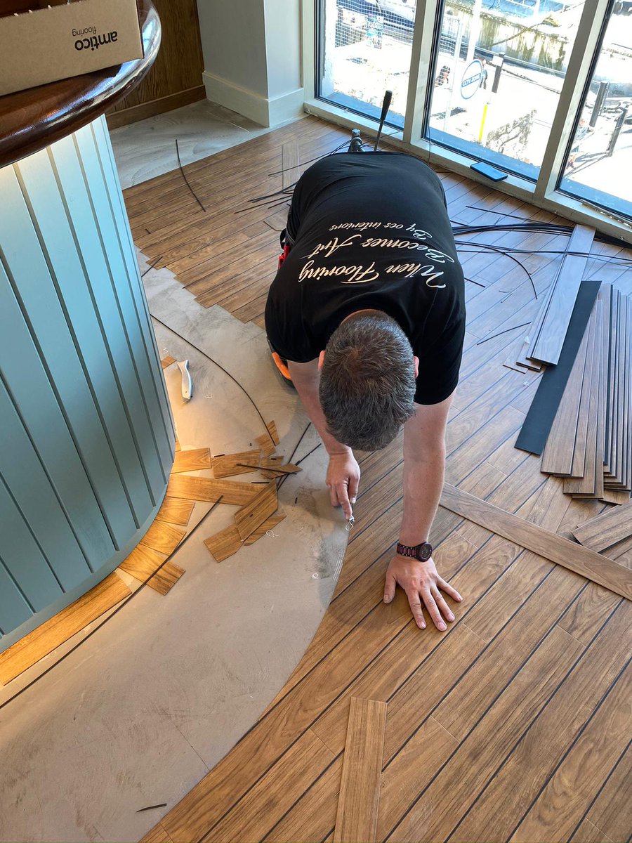MattersSw's tweet image. During the refit of Rockfish Brixham we worked closely with Mitch Tonks to deliver new flooring.   
Amitico Dry Teak LVT with black inlay was used plus Amitico Echo Ink added to the bar walk to striking effect - a compass design completed the nautical theme. #flooring