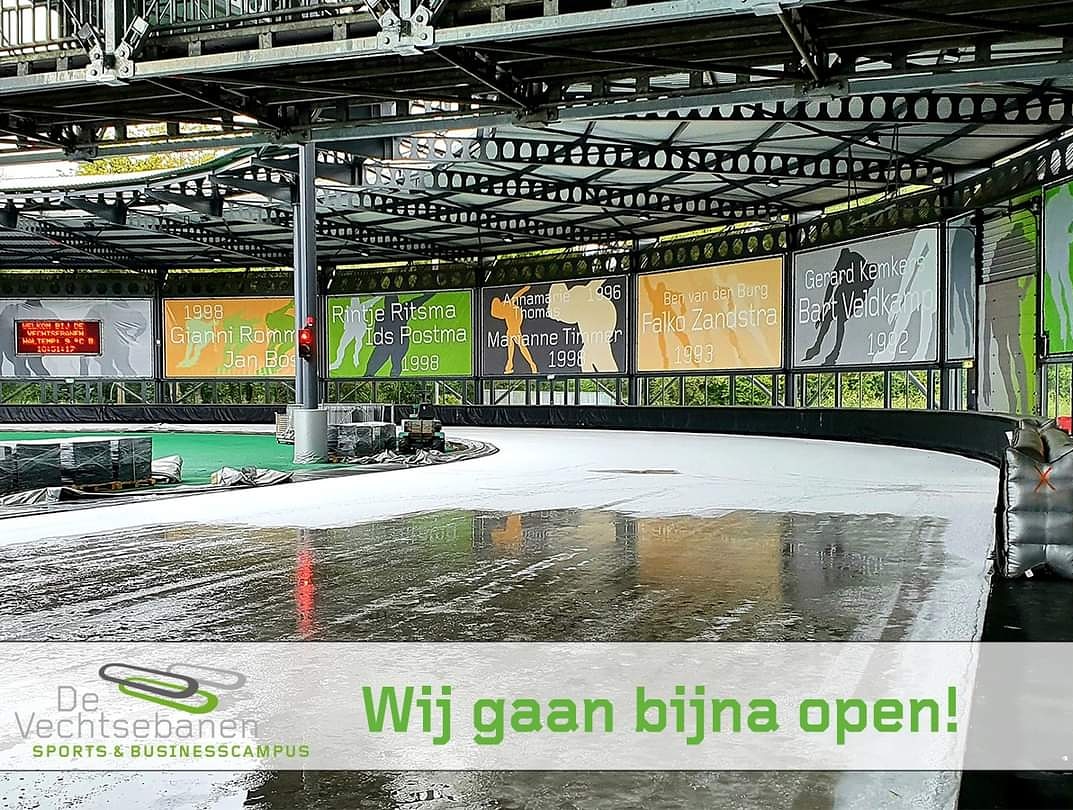 Onze ijsmeesters zijn hard aan het werk om ervoor te zorgen dat onze 400 meter baan er strak bij ligt! 💪
Vanaf komende zaterdag, 10 oktober,  zijn wij weer open!⛸🤩