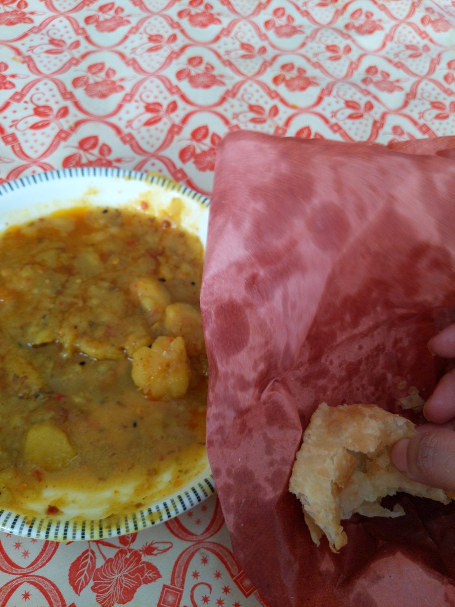 SanaaKhalid's tweet photo. Nothing beats the famous continental kachori 🤣😊 #continental  #Food  #streetfood https://t.co/zbSFekUpIH