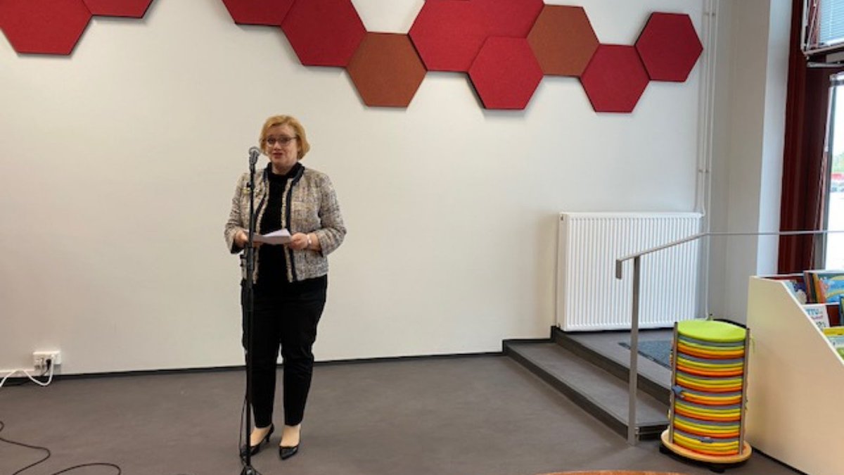 Kivistön uusi #kirjasto ja #nuorisotila avattiin kaupunginjohtaja Ritva Viljasen avaussanojen saattelemana. "Toivon, että kivistöläisyys vahvistuu näiden uusien kohtaamispaikkojen myötä", Viljanen sanoi. #vantaa #kivistö