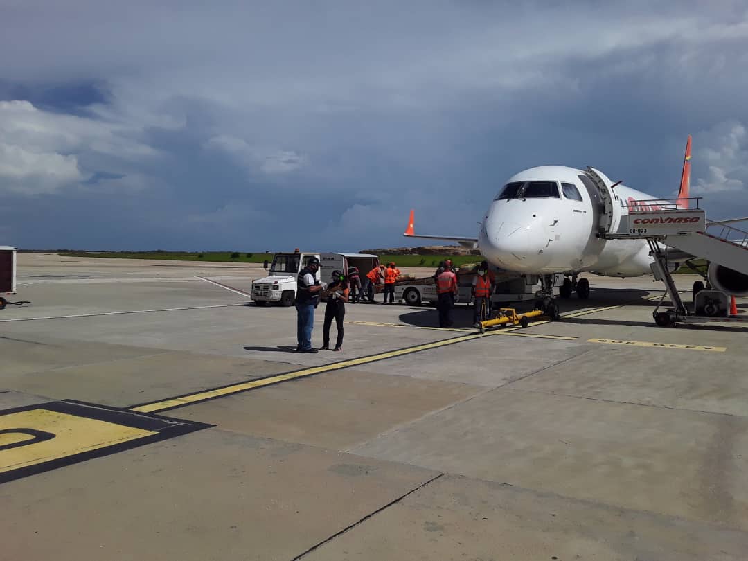 inac_ve's tweet photo. #6Oct || Operaciones aéreas de @LAConviasa desarrollada en el Aeropuerto Internacional Santiago Mariño son supervisadas por inspectores #INAC en aras de verificar el cumplimiento de los procedimientos y de los protocolos de bioseguridad. https://t.co/fjUHELhAO1