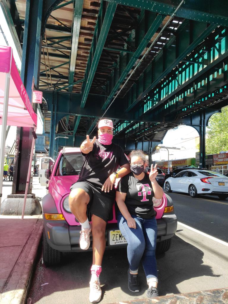 TmobileVickyG's tweet image. "I've learned that people will forget what you said, people will forget what you did, but people will never forget how you made them feel."
 - Maya Angelou

#TruckTeam customer service on the streets of #NYC is always an unforgettable experience 💞

@Unchristopher1 
#NERocks