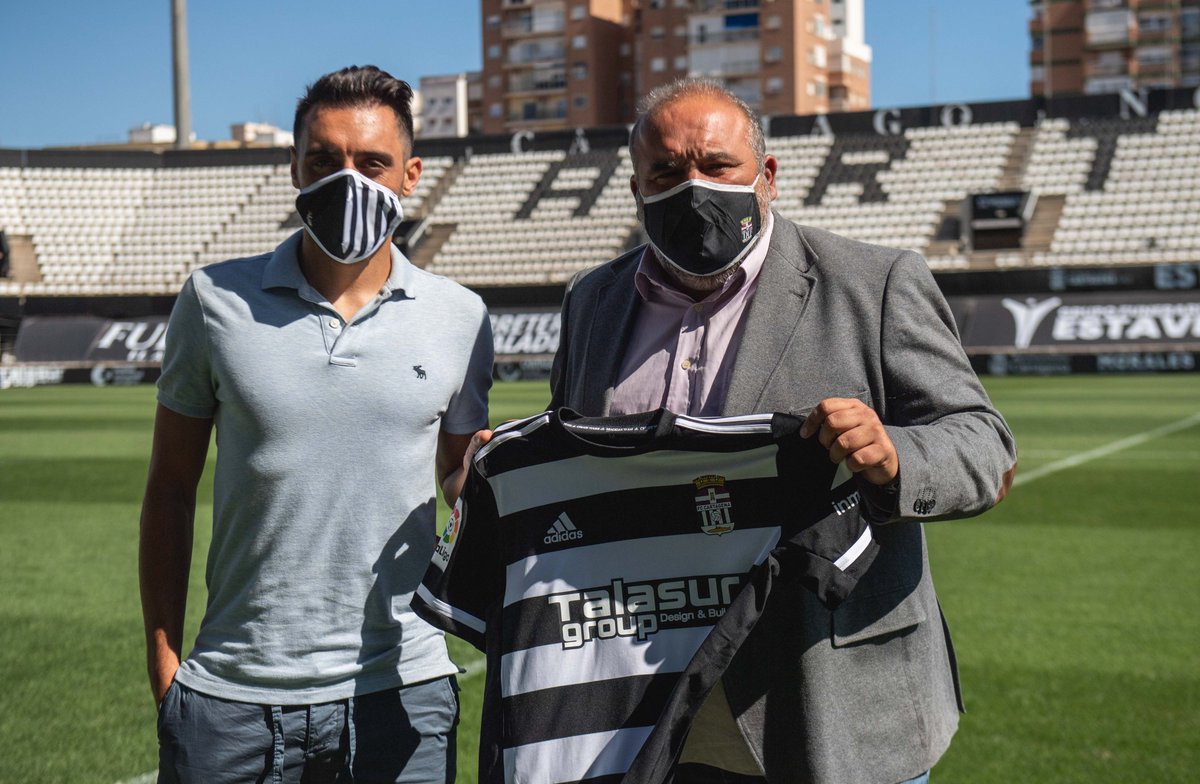 FCCartagena_efs's tweet photo. ⚫️⚪️ @SergioAguza: "El club ha hecho un buen trabajo y ahora nos toca a nosotros".

 ➡️ #AguzaAlbinegro

🔗 https://t.co/wg7KNjLd3q https://t.co/RNVwZrbETf