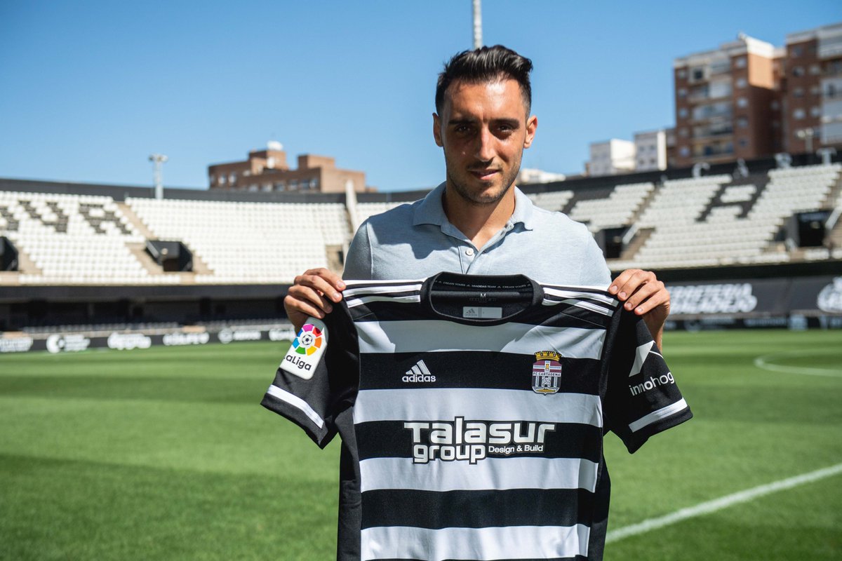 FCCartagena_efs's tweet photo. ⚫️⚪️ @SergioAguza: "El club ha hecho un buen trabajo y ahora nos toca a nosotros".

 ➡️ #AguzaAlbinegro

🔗 https://t.co/wg7KNjLd3q https://t.co/RNVwZrbETf