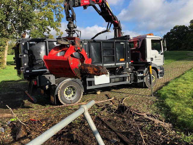 DeTom48's tweet photo. #NorthfleetFieldTeam removing debris from the weed screen at #LamorbeyPennHill golf Course in #Bexley after #StormAlex came through at the weekend #FloodAware ⁦@EnvAgencySE⁩ https://t.co/kst1SFXpje