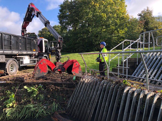 DeTom48's tweet photo. #NorthfleetFieldTeam removing debris from the weed screen at #LamorbeyPennHill golf Course in #Bexley after #StormAlex came through at the weekend #FloodAware ⁦@EnvAgencySE⁩ https://t.co/kst1SFXpje