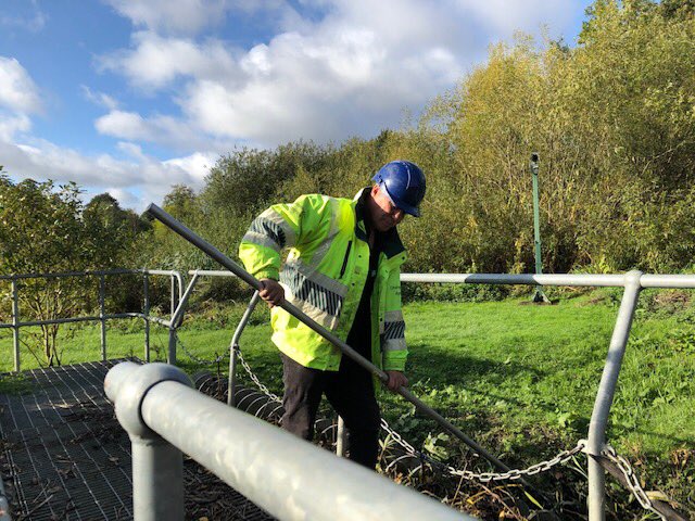 DeTom48's tweet photo. #NorthfleetFieldTeam removing debris from the weed screen at #LamorbeyPennHill golf Course in #Bexley after #StormAlex came through at the weekend #FloodAware ⁦@EnvAgencySE⁩ https://t.co/kst1SFXpje