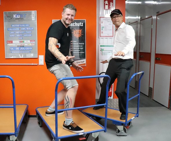 APROSConsulting's tweet photo. Wir surften in den Abend!

Präsident der Unternehmerrunde Reutlingen und Eningen Volker Feyerabend mit unserem Kunden @myStorage11 AG Tobias Kirst.

Vorträge, Snacks, Austausch und Musik. Ein gelungener Abend und die nächsten Projekte und Innitiativen stehen an. https://t.co/yjXK4NUH1a