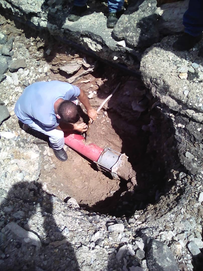 #06OCT | Mcpio. Libertador (Dtto. Capital) Cuadrilla de mantenimiento atendieron avería de agua potable en Santa Mónica, procedieron a ajustar las juntas mecánica y se instaló toma de 3/4 pulgadas. #AlServicioDelPueblo✊🏽🇻🇪 <a href="/NicolasMaduro/">Nicolás Maduro</a> <a href="/NestorLReverol/">Néstor Reverol</a>