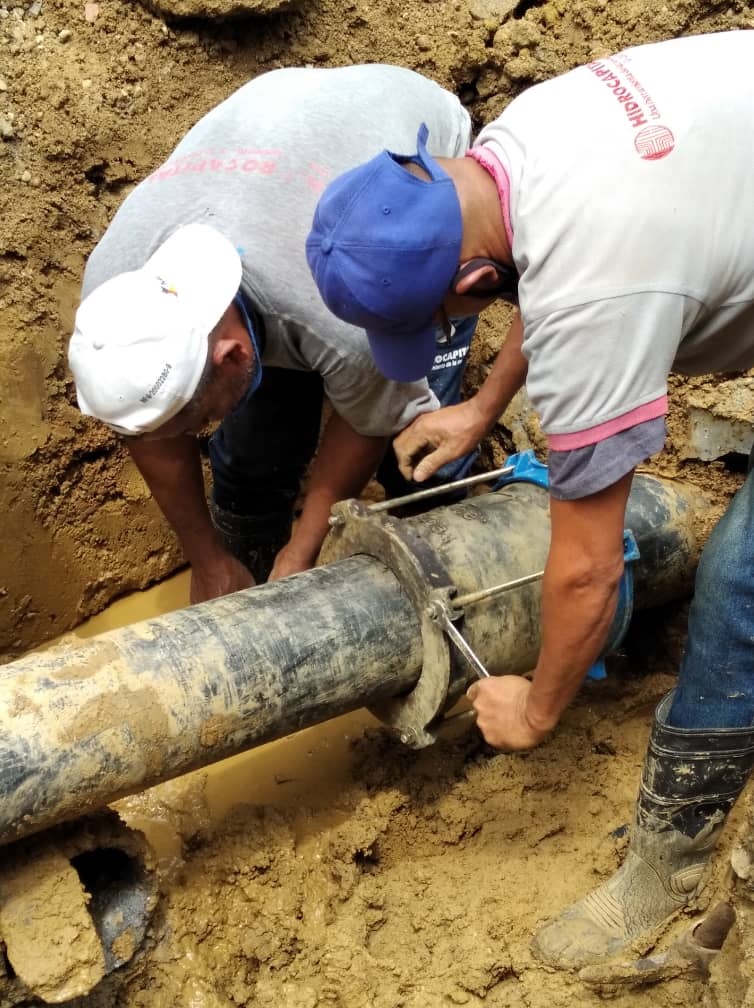 #06OCT | Mcpio. Cristóbal Rojas (Miranda) Equipo de trabajo de Hidrocapital, reparó tubería PEAD con la  colocación de una junta de 8 pulgadas y se colocaron 4 mts de anclaje y 2 abrazaderas de 8 pulgadas.#AlServicioDelPueblo✊🏽🇻🇪<a href="/NicolasMaduro/">Nicolás Maduro</a> <a href="/NestorLReverol/">Néstor Reverol</a>