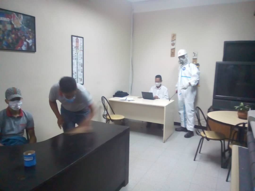 #06OCT | Mcpio. Cristóbal Rojas (Miranda) Trabajadores del acueducto Valles del Tuy, realizaron una jornada de desinfección en las instalaciones administrativas de Hidrocapital, con el objetivo de evitar el contagió del Covid-19. #AlServicioDelPueblo✊🏽🇻🇪<a href="/NicolasMaduro/">Nicolás Maduro</a>