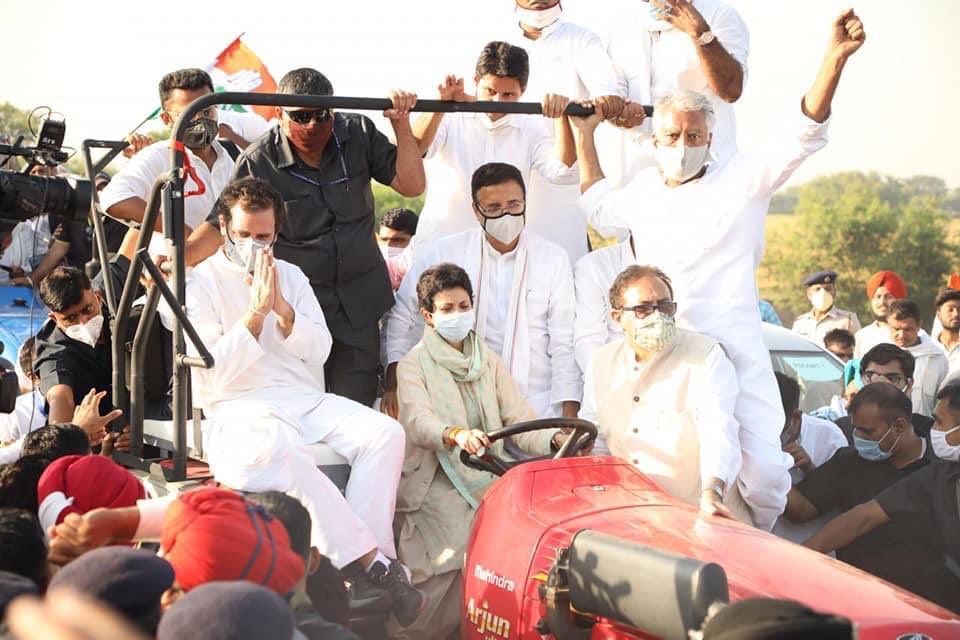 jayendra_ramola's tweet photo. किसानों के सम्मान में @RahulGandhi जी मैदान में ..
पंजाब में @Rahul जी स्वयं टैक्टर चलाकर व हरियाणा में दीदी @kumari_selja जी टैक्टर चलाकर देश के किसानों के समर्थन में रैली करते हुऐ,साथ में मा० @harishrawatcmuk जी,मा० @rssurjewala जी,मा० @suniljakhar जी,भाई @DeependerSHooda जी https://t.co/4SoL5bwBUU