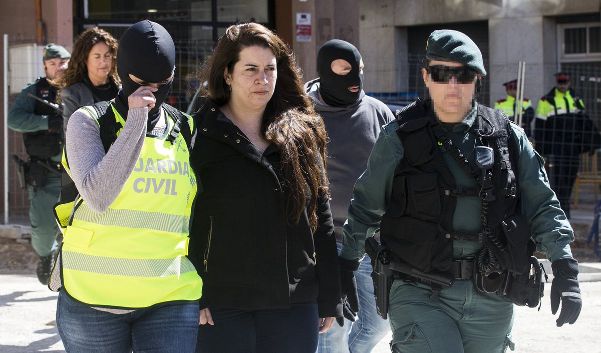 FonsiLoaiza's tweet photo. Se llama Tamara Carrasco y fue acusada de terrorismo por tener en casa una careta de Jordi Cuixart y un silbato amarillo. Salió en todas las TV en España como una terrorista y estuvo un año sin poder salir de su localidad por un montaje policial y mediático. Hoy ha sido absuelta. https://t.co/GxczJYiY6c