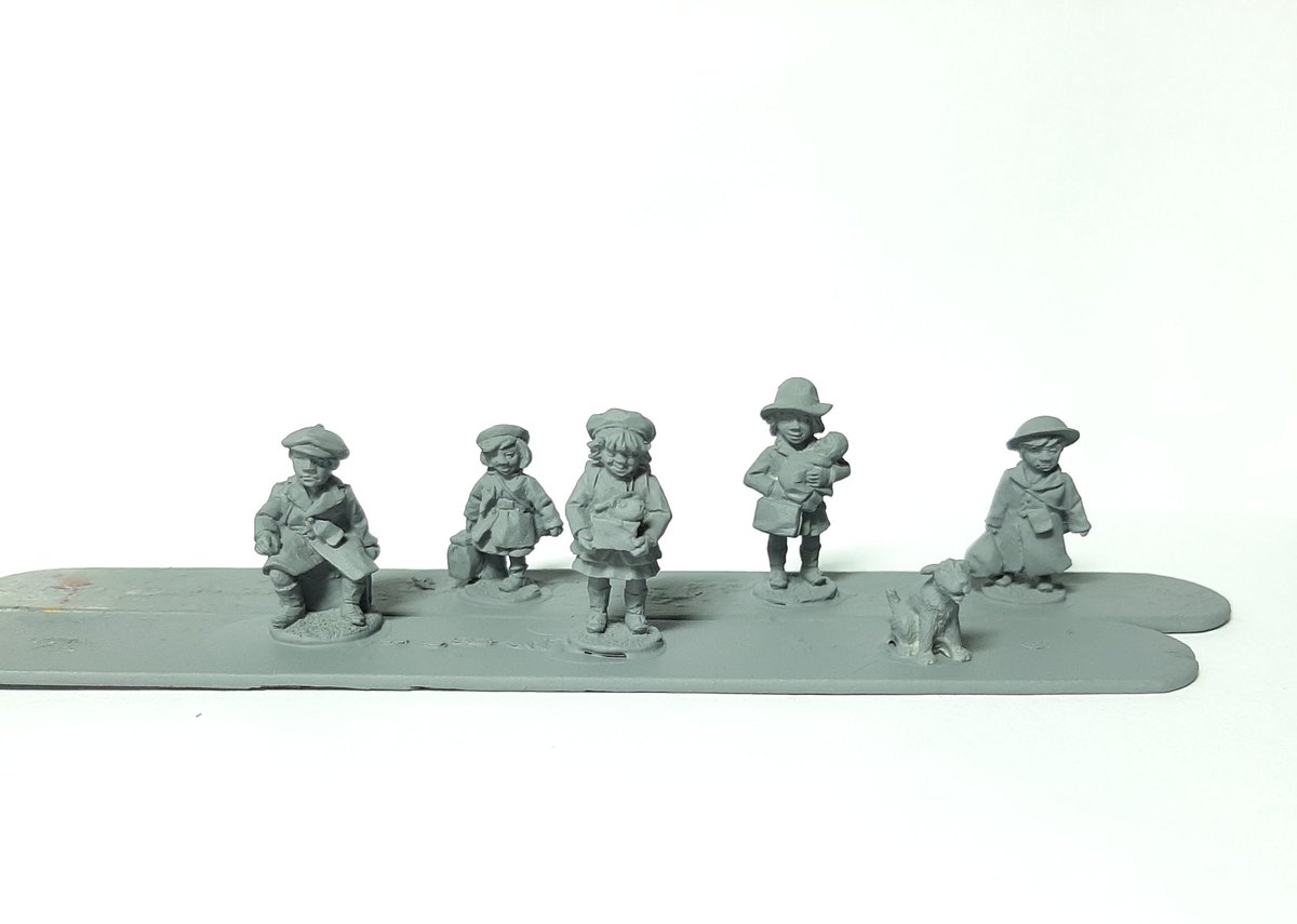 80 years ago my dad was one of these children. Sent away from London with his sisters to Blaengarw in the South Wales valleys. A lifetime of friendship was formed with the families that took them in.

@BadSquiddoGames figures are just superb. Time for some love and paint.