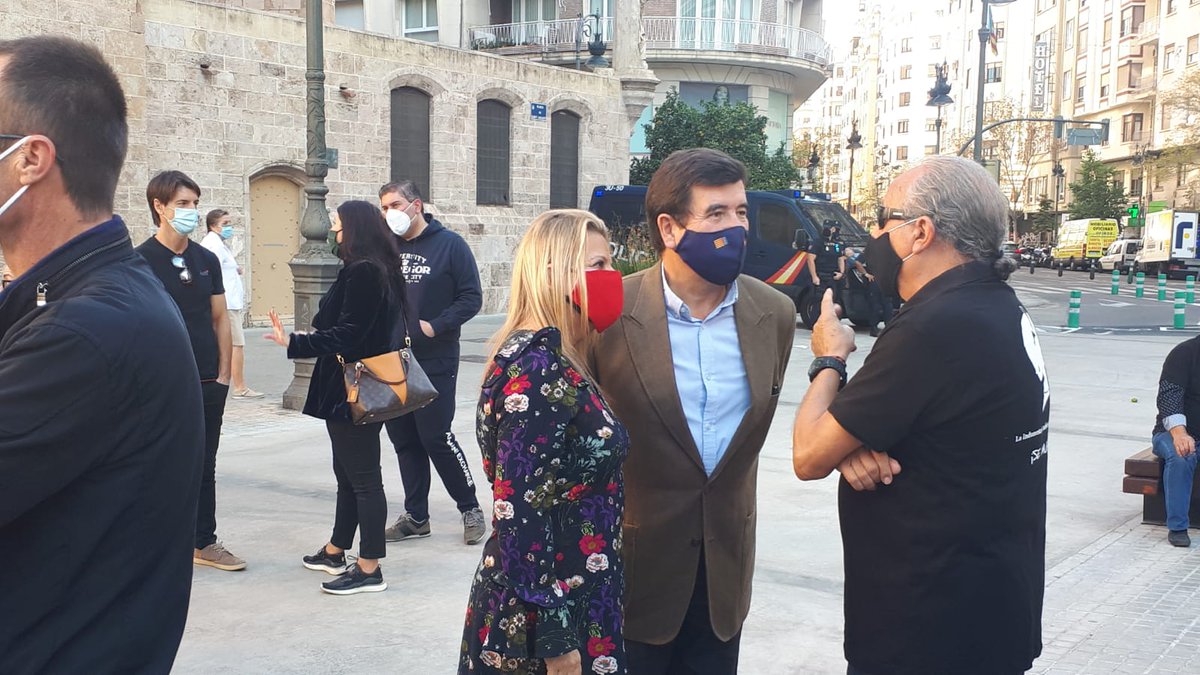 CsValencia_C's tweet photo. "La indumentaria también es #Patrimonio"
@Fginer y @amparopicoCS asisten y apoyan la manifestación de la Asociación Comercio Indumentaria Valenciana (#ASCIVA)
Indumentaristas, orfebres, telares y artesanos de toda la Comunidad Valenciana piden soluciones a la crisis del sector. https://t.co/5RlanGdJKN