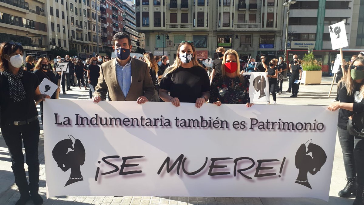 CsValencia_C's tweet photo. "La indumentaria también es #Patrimonio"
@Fginer y @amparopicoCS asisten y apoyan la manifestación de la Asociación Comercio Indumentaria Valenciana (#ASCIVA)
Indumentaristas, orfebres, telares y artesanos de toda la Comunidad Valenciana piden soluciones a la crisis del sector. https://t.co/5RlanGdJKN