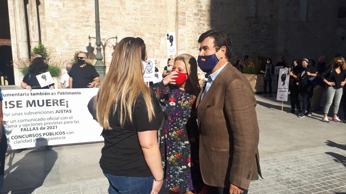 CsValencia_C's tweet photo. "La indumentaria también es #Patrimonio"
@Fginer y @amparopicoCS asisten y apoyan la manifestación de la Asociación Comercio Indumentaria Valenciana (#ASCIVA)
Indumentaristas, orfebres, telares y artesanos de toda la Comunidad Valenciana piden soluciones a la crisis del sector. https://t.co/5RlanGdJKN