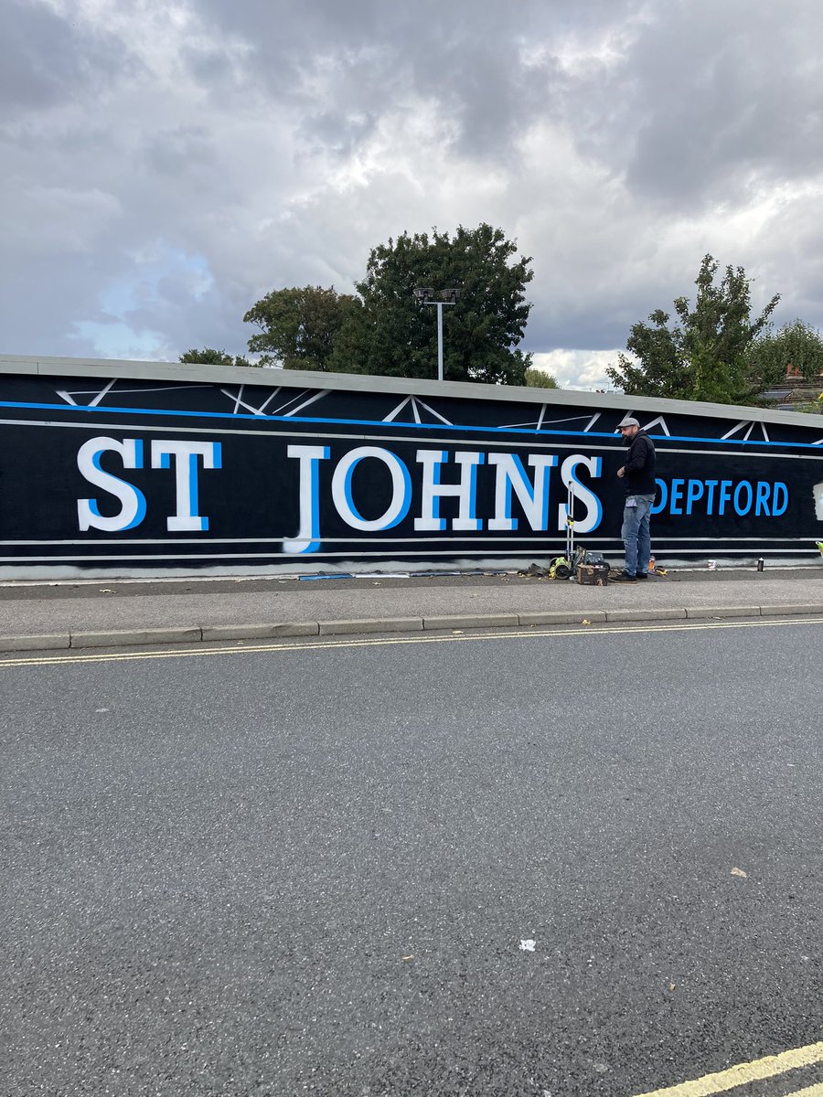 MandyLittle's tweet photo. Great new sign going up by street artist https://t.co/NbgGc0egaE