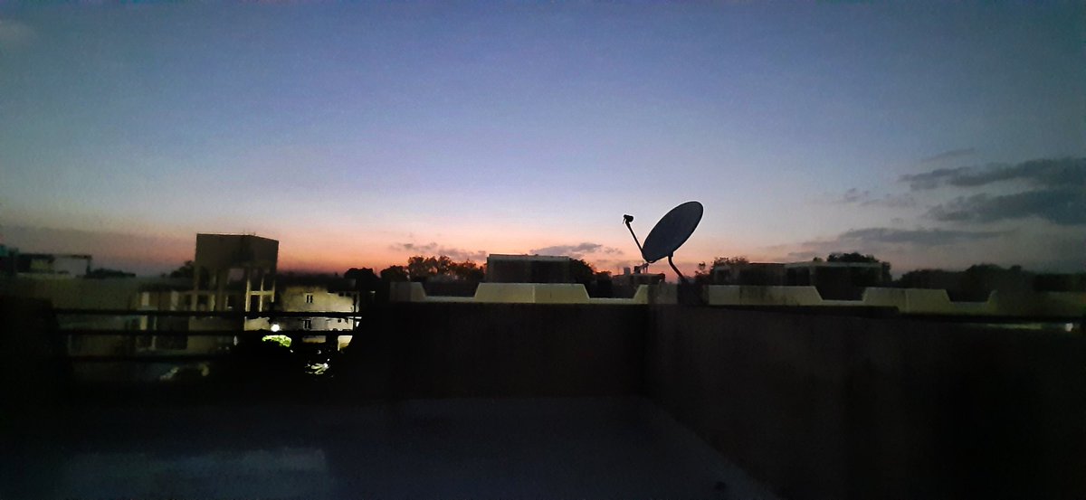 अब तो चुप-चाप शाम आती है 

पहले चिड़ियों के शोर होते थे 
-अज्ञात