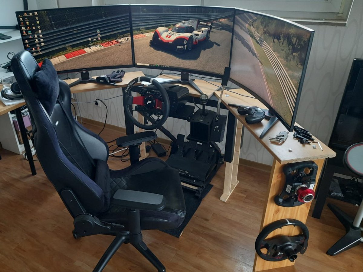 Upgrade time! This janky rig has served me very well but today I am upgrading to aluminium profiles. The triples will be staying on that wooden POS though. Thats a a task for another time. 

#Simracing