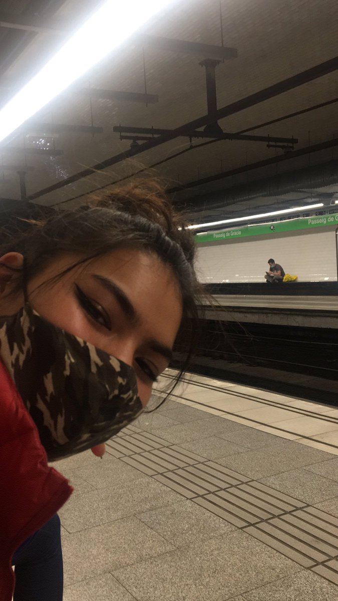 LlucCardonaa's tweet photo. Mi primera amiga en el metro!!! #guiris #BCN #metru #l3 https://t.co/fDeVX1hA4w