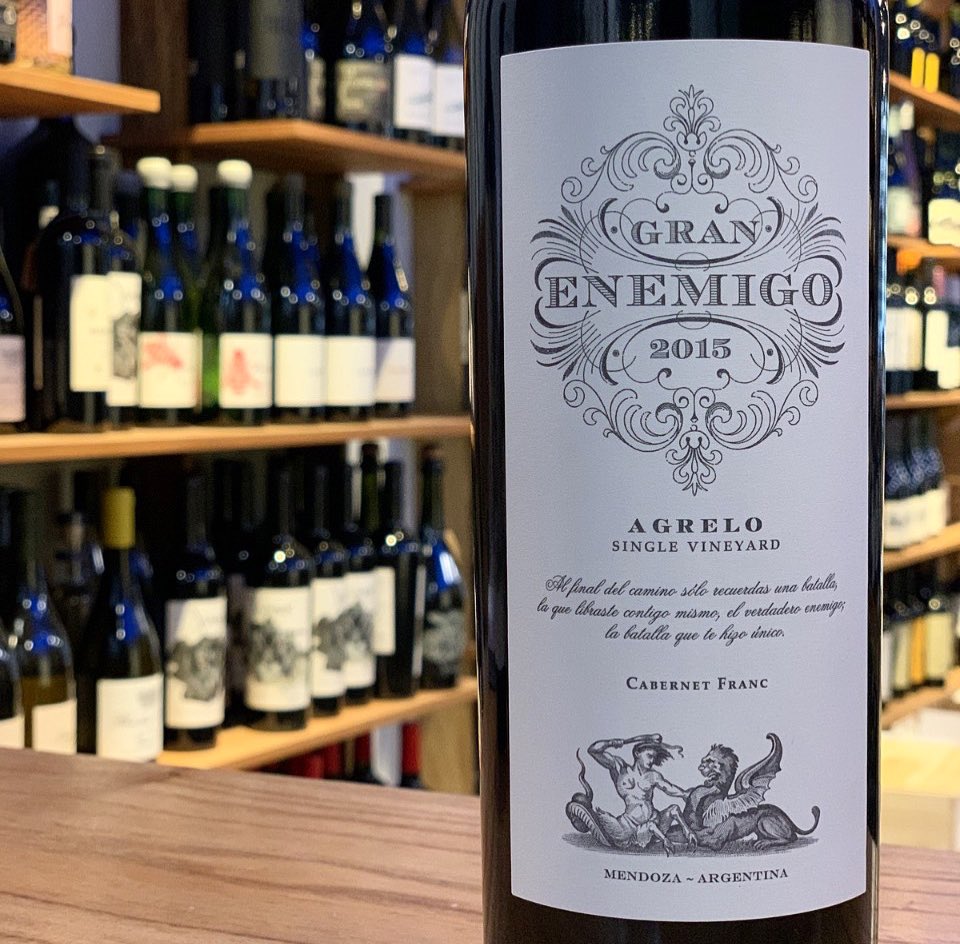 Su atención por favor, VES anuncia la existencia de las últimas botellas de este VI-NA-ZO. 🧨

Solo 3 botellas de El Gran Enemigo Agrelo 2015, una de las joyas que hace <a href="/alevigilmalbec/">Alejandro Vigil</a> con el Cabernet Franc como variedad insiginia.

Conseguilo en vinoelsalvador.com 🥳