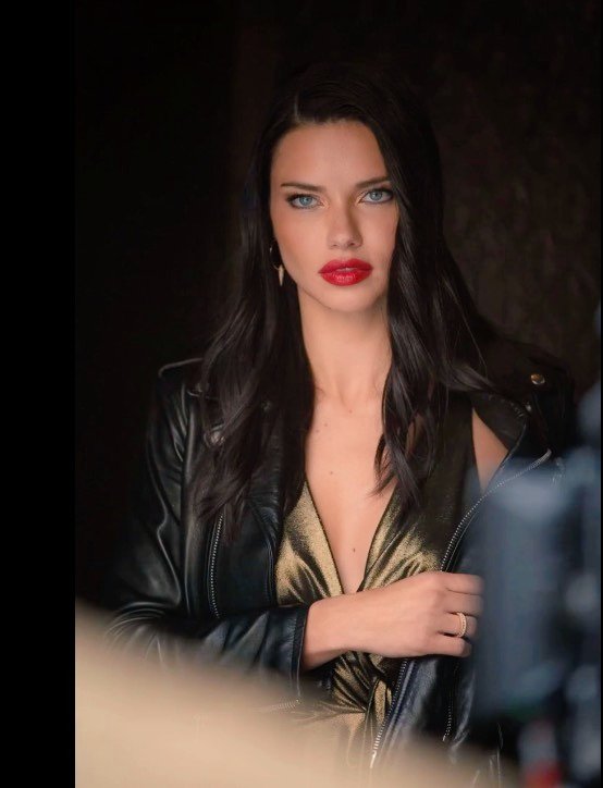 #BTUAU 
อาจารย์สาวถือคอสตูมต่างๆอย่างพะรุงพะรัง เป็นชุดที่ตัดเย็บเพื่อการโปรโมทคณะที่เธอสอนอยู่ และเธอในชุดเสื้อสีเมทัลลิคทองหม่นสวมทับด้วยเสื้อหนัง เพื่อรอโปรโมทคณะตัวเองเช่นกัน โดยเธอแต่งเป็นราชินีใจร้าย
“นักศึกษาคะขุดเสร็จเรียบร้อยแล้วมารับของแต่ละครไปได้เลยนะคะ”เธอเอ่ยบอก