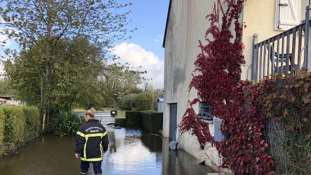 AudreyV85's tweet photo. Tempête Alex. À Avranches, une quinzaine de maisons inondées #Avranches #Manche #Inondations ⁦@OuestFrance50⁩  https://t.co/vwUPXlsbY0 https://t.co/kSjNInNoYd