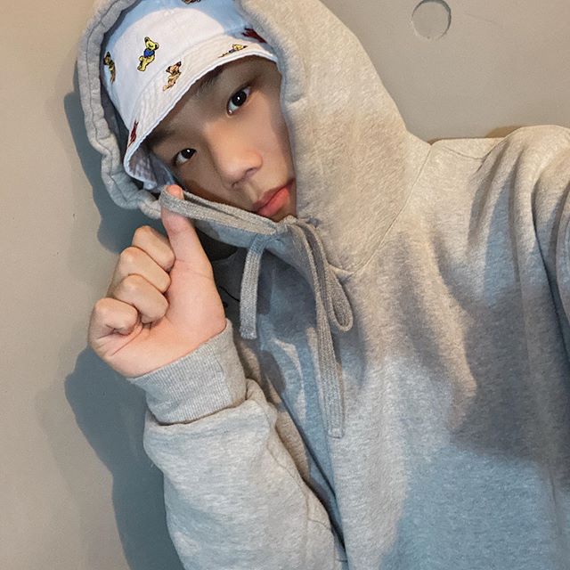 DKB_Brazil's tweet photo. [#JUNSEO] Passeio na tendência DKB🚌🚌
Até o dia virar o melhor moletom
#다크비#DKB #LOVE#오늘도여전히#Still #테오#TEO #BB #EChandkb #lunedkb #teodkb #yukudkb #harryjunedkb #junseodkb #D1dkb #HeeChandkb #Gkdkb #DKB_Brazil https://t.co/k8lMLM9pK4