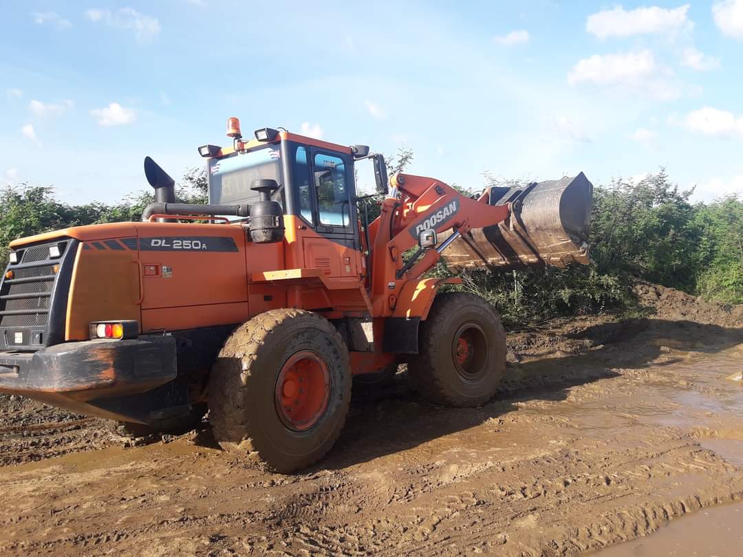 jcceLaPalmaPR's tweet photo. #Cuba
En Santos Cruz brigada de la Empresa AgroForestal #LaPalma trabaja en el mejoramiento del camino de este Consejo Popular. Ante la inminencia de la #TTDelta esta también es una medida en una zona baja propensa a las inundaciones. https://t.co/h0ZUtpN0iA