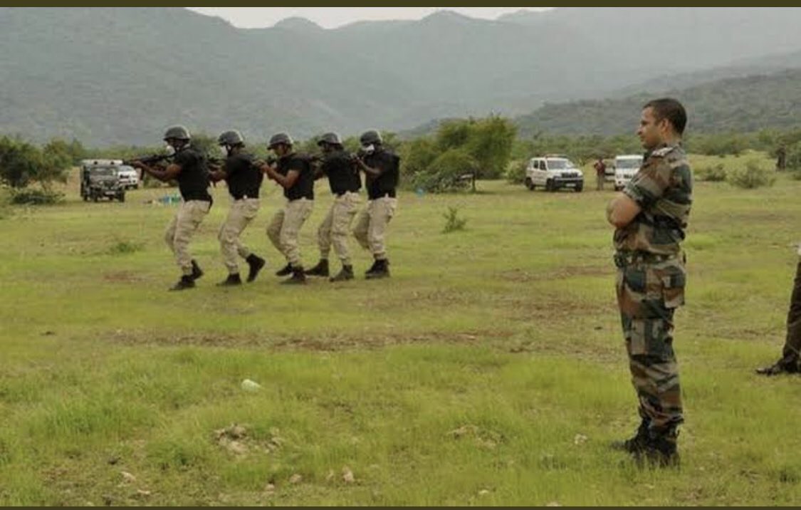 payyaboy's tweet photo. #GalwanValley #Ladakh
Seems Nationalist fervour is on and even @IPS_Association wearing @adgpi combat dress .
#CombatTwitter @Vedmalik1 @arunp2810 @Chopsyturvey @RDXThinksThat @bsdhanoa @rajeev_mp @kayjay34350 @BrigMahalingam @danvir_chauhan @dpkpillay12 @colhunnybakshi https://t.co/AaCIcSk9Qw