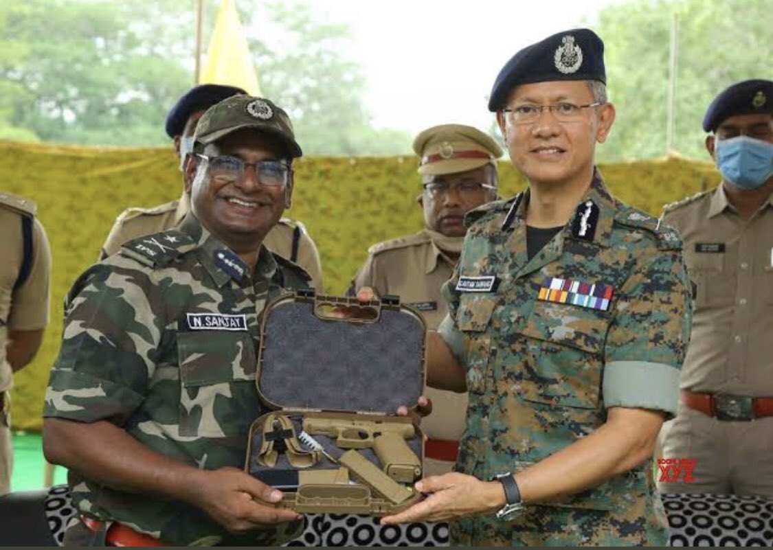 payyaboy's tweet photo. #GalwanValley #Ladakh
Seems Nationalist fervour is on and even @IPS_Association wearing @adgpi combat dress .
#CombatTwitter @Vedmalik1 @arunp2810 @Chopsyturvey @RDXThinksThat @bsdhanoa @rajeev_mp @kayjay34350 @BrigMahalingam @danvir_chauhan @dpkpillay12 @colhunnybakshi https://t.co/AaCIcSk9Qw