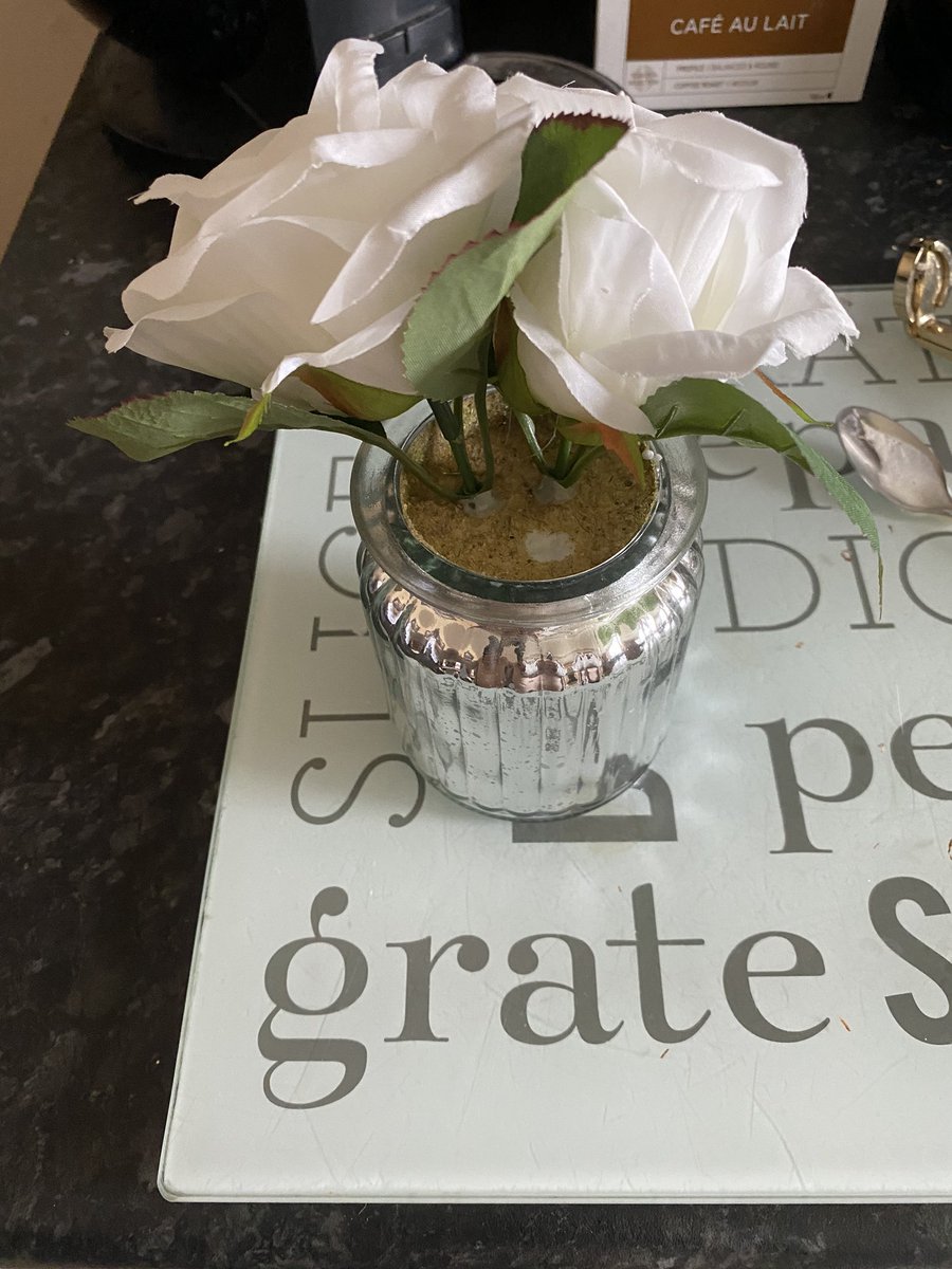 Pamcrolla's tweet photo. @DunelmUK this is clearly damaged and missing a rose, so why was it even packed and sent?? https://t.co/VIN70iq46U