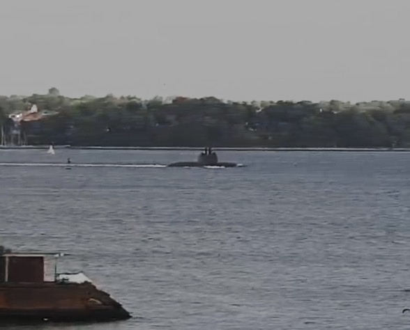 WarshipCam's tweet image. German Navy Type 212-class attack submarine S185 (U35) coming into Kiel, Germany - October 6, 2020 #u35 #type212 #submarine
