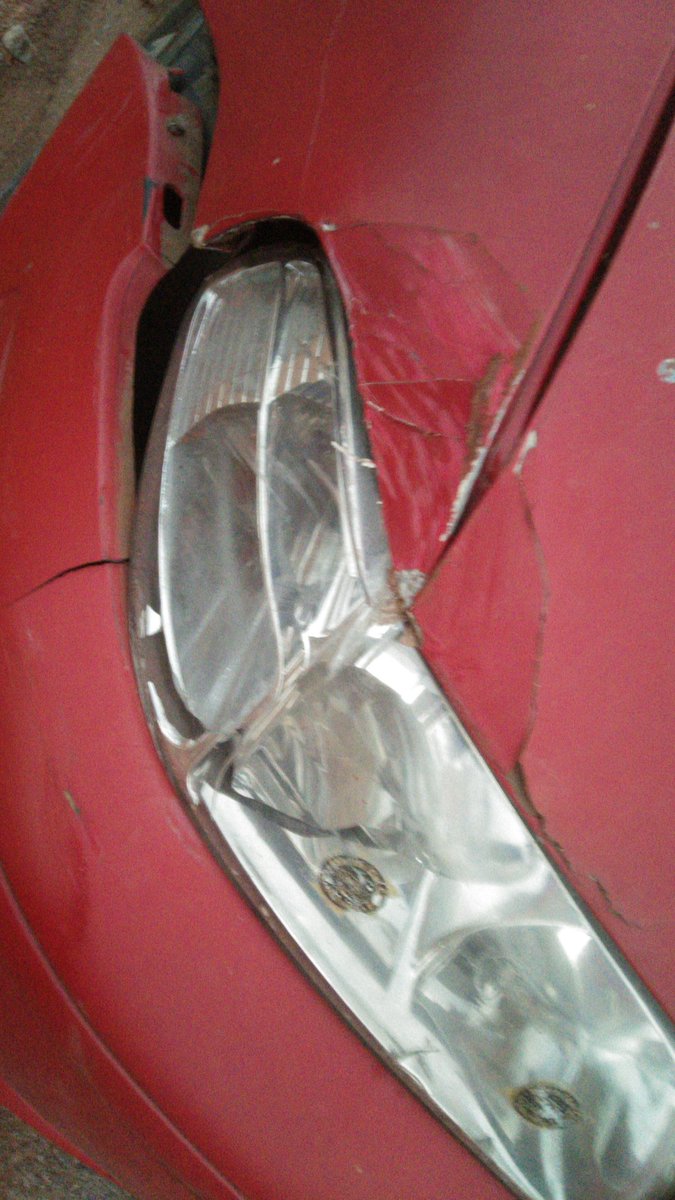 karuneelamalar's tweet image. டிரைவிங் கத்துகிட்ட திமிரு மொட்ட கிரௌன்ட் ல ஒட்டியே இப்படி... ரோட்ல ஓட்டிருந்தா எத்தன பலி ஆகிருக்குமோ.... ஆண்டவா.... பல உசிர காப்பாதீட்ட... மாமா செஞ்ச புண்ணியம் பேனட் சைட் கிழிஞ்சதோட போச்சு... சில பல நஷ்ட ஈடு மிச்சமாச்சே....
#learningskill 🤪