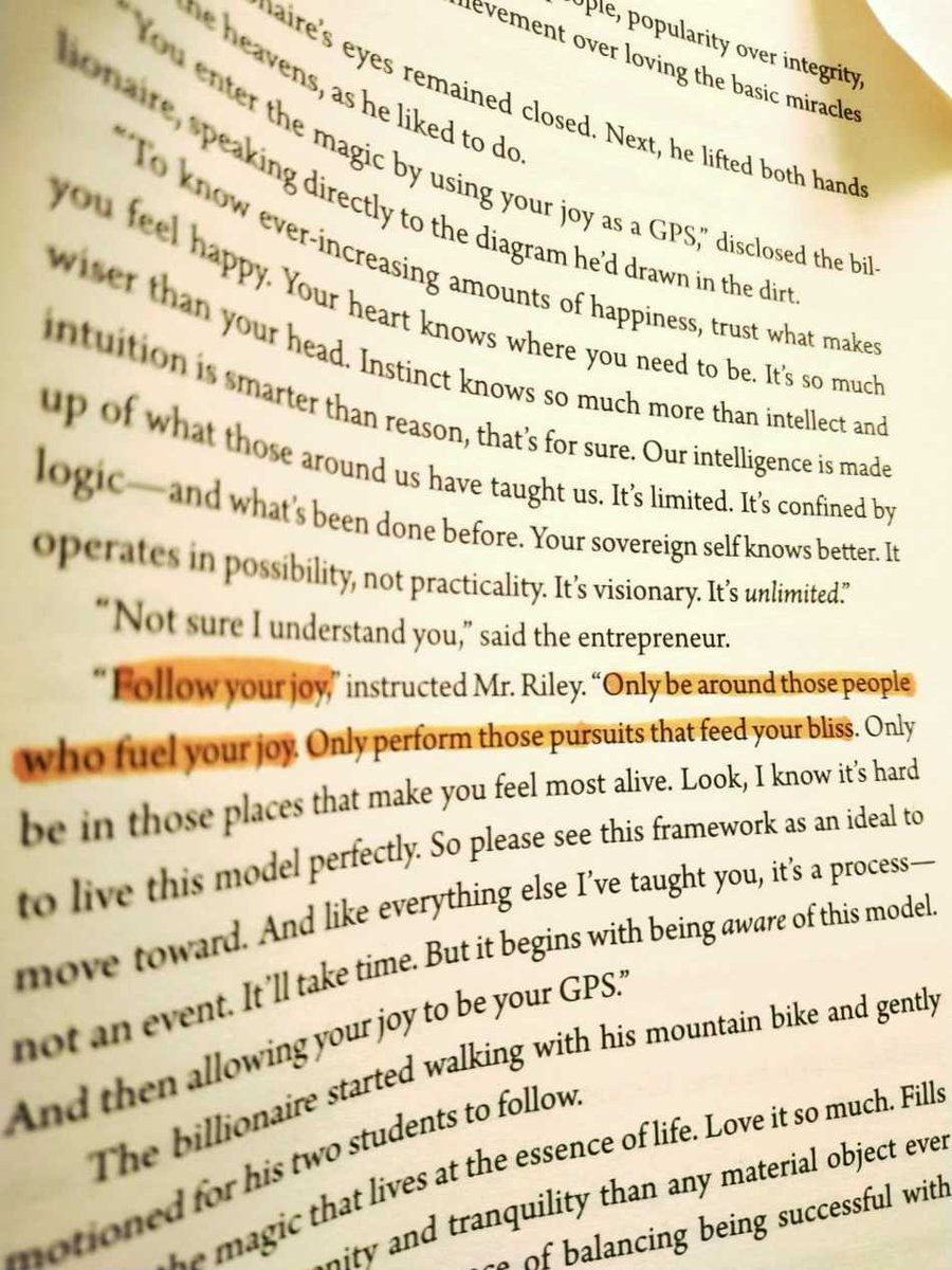 Sidvdart's tweet photo. Hit like if this book inspired you to join the 5 am club!!

#sidd #siddahmed #siddahmedinc #book #booksforstudents #booksrecommended #booksforselfdevelopment #booksforentrepreneurs #books #booksiread #myrecommendation #mybookshelf #mybooks #students https://t.co/BsmxhYM5YE