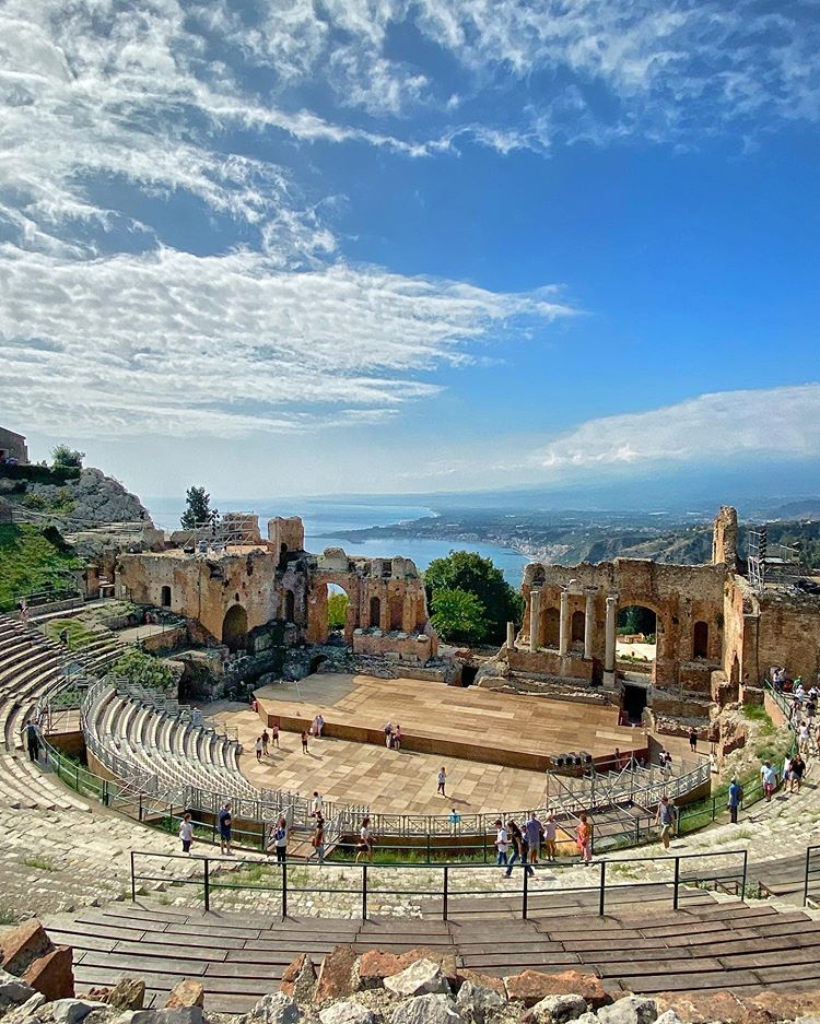 "No audience in any other theatre ever beheld such a view" 🖊 J. W. Goethe

#Taormina #Italybybike #Giro 

Find out more about the wonders along the #giroditalia2020 4th stage 👉 bit.ly/giro2020-tappa…

📷 IG andreagentili