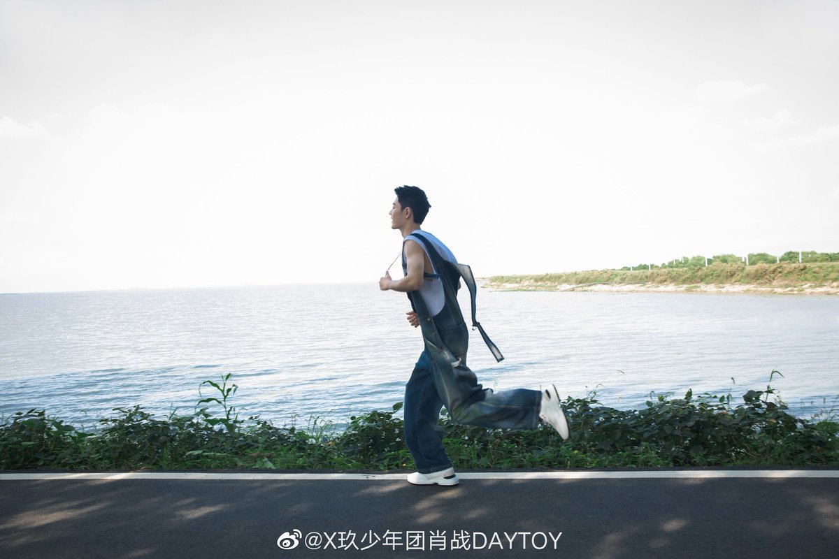 fakexiaozhan's tweet photo. [Weibo update] 给29：
战，希望你在未来的一岁里，依然能快乐自在地生活，永远看得见阳光。对待任何事情都能保持炙热，坚持下去！甩开烦恼，珍惜当下。谢谢爸爸妈妈24h避风港，要更加努力，成为他们的依靠��

给29岁的我，也给你们。愿我们都能成为最好的自己！平安喜乐，迎风奔跑吧～ https://t.co/TVIc6UI2TC