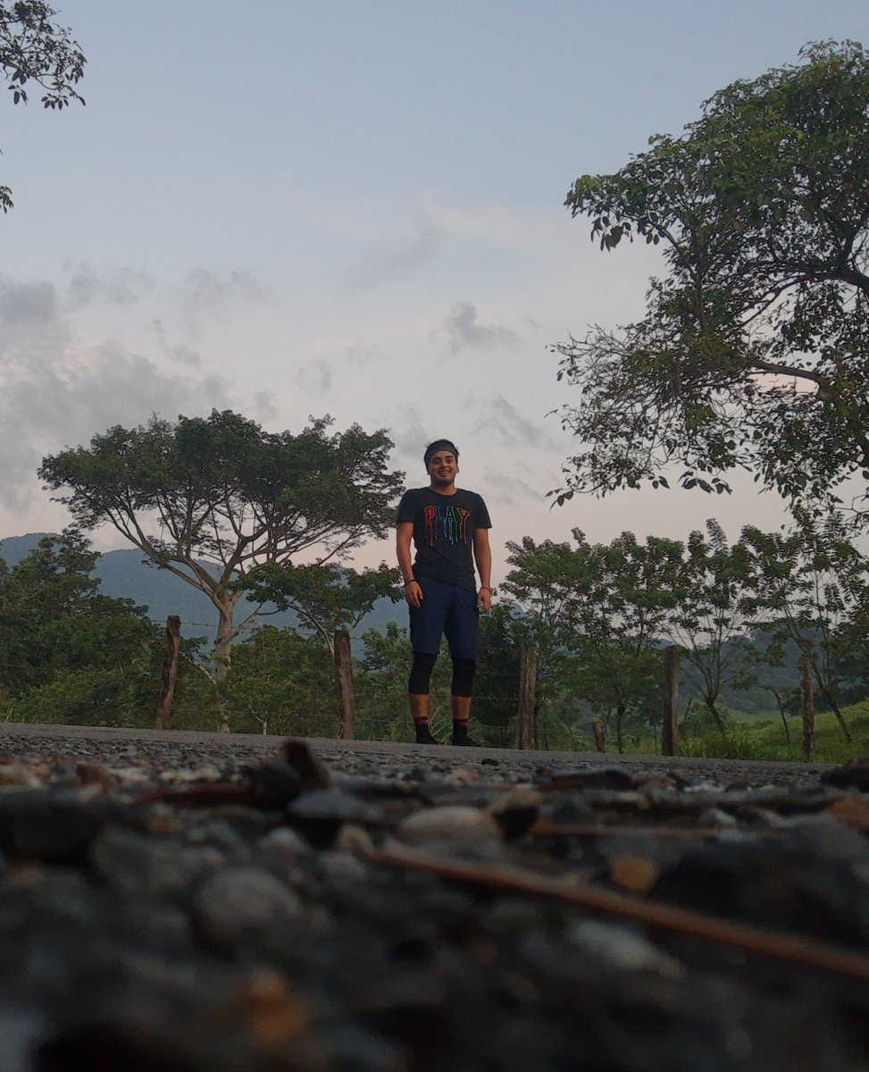 CharliePrz3's tweet photo. Los pasajes son hermosos es una de las razones por las que amo correr. 
#BuenosDias
#trailrunning #runner https://t.co/6cDmVStBEU
