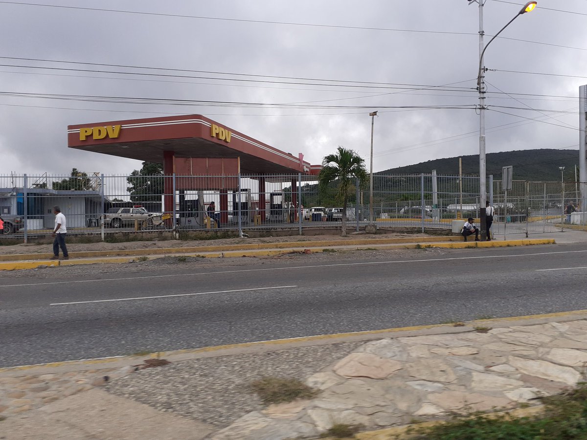 LenchoM's tweet photo. Un fiasco los anuncios del régimen con la distribución de la gasolina. Hoy #6oct2020 las estaciones de servicio s las 9am NO ESTÁN PRESTANDO SERVICIO. https://t.co/h3RNpptPJg