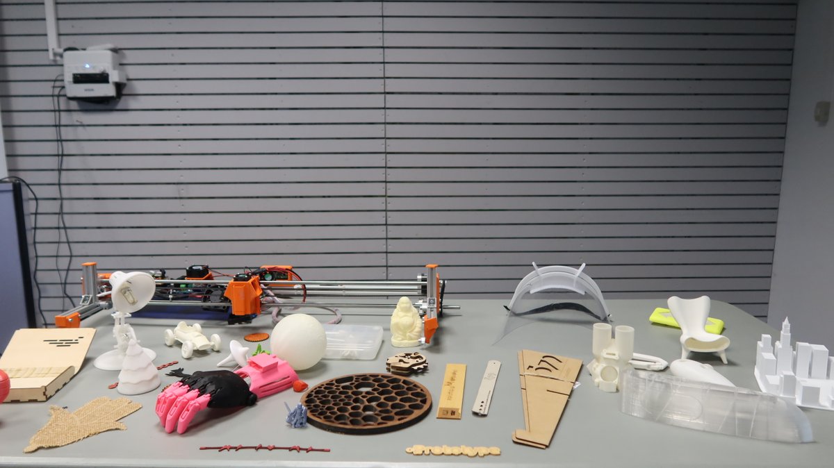 💡À l'occasion des rencontres "Entre midi &amp; Science" organisées par la <a href="/GalerieEureka/">Galerie Eurêka CCSTI</a>, Julien Costet du #Dynalab, Jean-François Jambut du <a href="/fablabchambery/">fablabchambery</a> et Amélie Rochas, ont expliqué le fonctionnement des #FabLabs, lieux d’expérimentation et d’#innovation sociale.