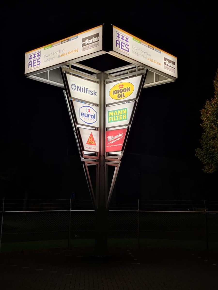 Met het afsluiten van ons jubileumjaar is de reclamepaal op ons terrein deze week in volle glorie hersteld. We bedanken onze leveranciers voor hun hulp en enthousiasme! Het is echt een eyecatcher geworden.