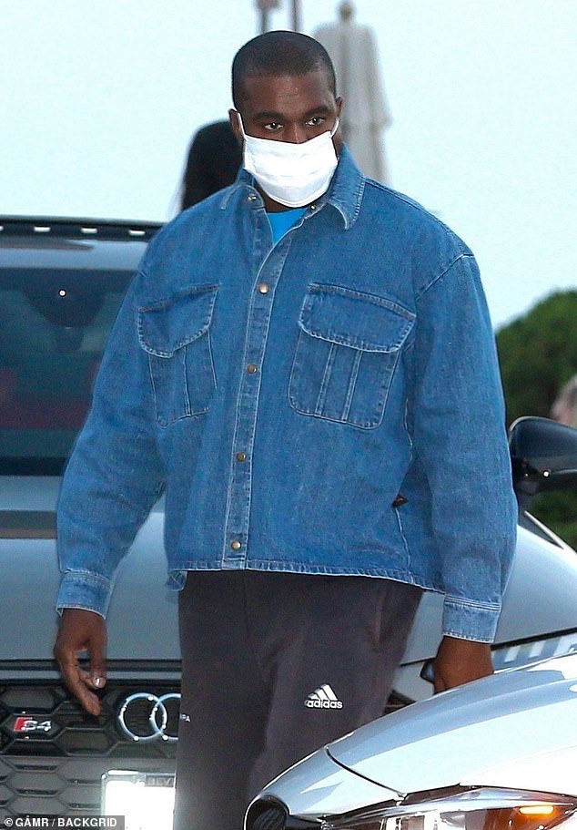 KanyeMedia_'s tweet image. Kanye in Malibu yesterday (10.5.20)