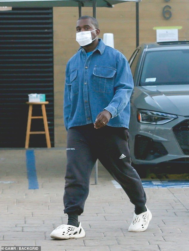 KanyeMedia_'s tweet image. Kanye in Malibu yesterday (10.5.20)