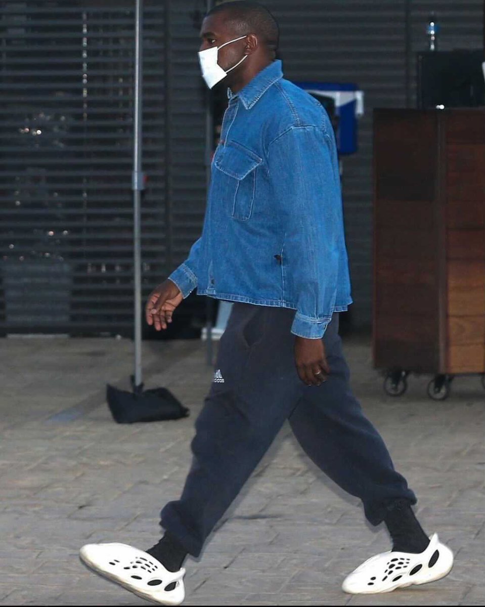 KanyeMedia_'s tweet image. Kanye in Malibu yesterday (10.5.20)
