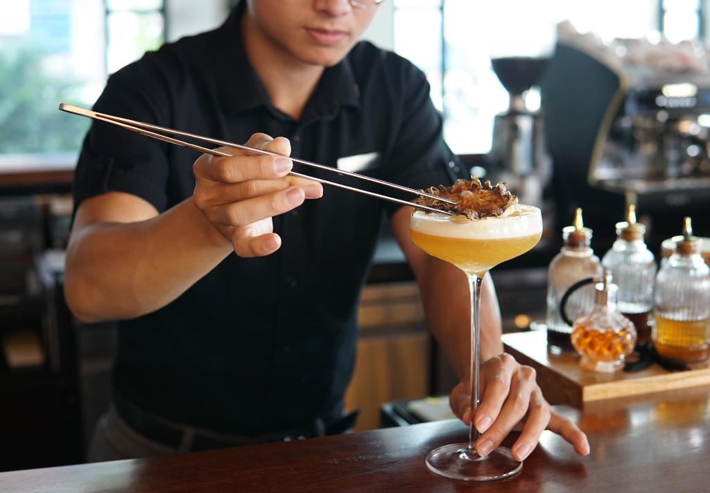 rhisaigon's tweet photo. Why don't challenge yourself with Hail King Midas Cocktail today with the "golden" final touch?
#RenSaigon #Rbar #Cocktails # https://t.co/bJgUp2o8v7