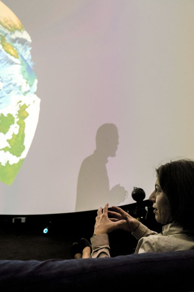 An ihrem ersten Arbeitstag als GEOMAR-Direktorin hat Katja Matthes das Visualisierungslabor #Arena2 besucht