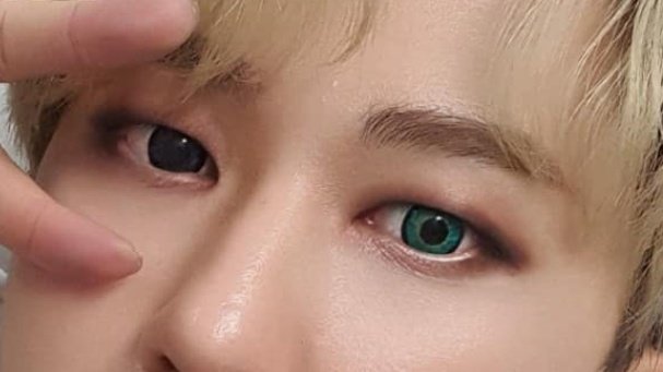 the contacts and the smudged shadow to create a shadow looks so pretty :(