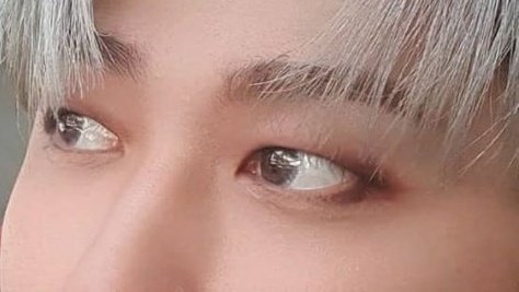 the contacts and the smudged shadow to create a shadow looks so pretty :(